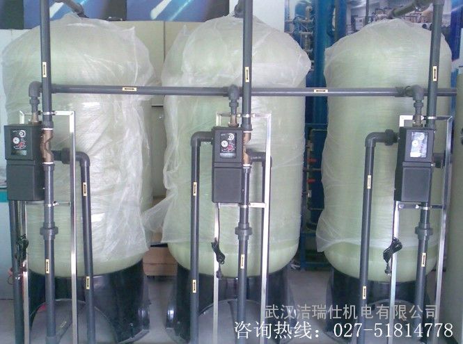 一般市场上的玻璃水分为3大类,一类是夏季用的,在原成分基础上增加了除虫胶成分,可以更快速清除撞在风挡玻璃上的飞虫残留物,另外也对车前脸的飞虫残留痕迹有很好的清除效果。第二类专为冬季使用的防冻型玻璃水,保证在外界气温低于零下20时,依旧不会结冰冻坏汽车设施。在冬季天气寒冷而路上又需要清洗风挡玻璃时,玻璃水不仅能够有效清洁还能够起到吸收静电的作用,一举多得十分方便。第三类是特效防冻型,保证在零下40时依旧不结冰,适合我国***北部的严寒地区使用。有的车主为图便宜,自制玻璃水,用洗洁精、洗涤剂、洗衣粉等勾兑,