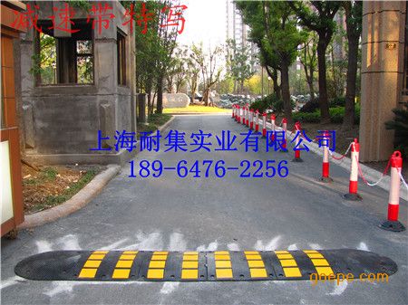 扬州小区停车场使用的橡胶减速带-铸钢减速带