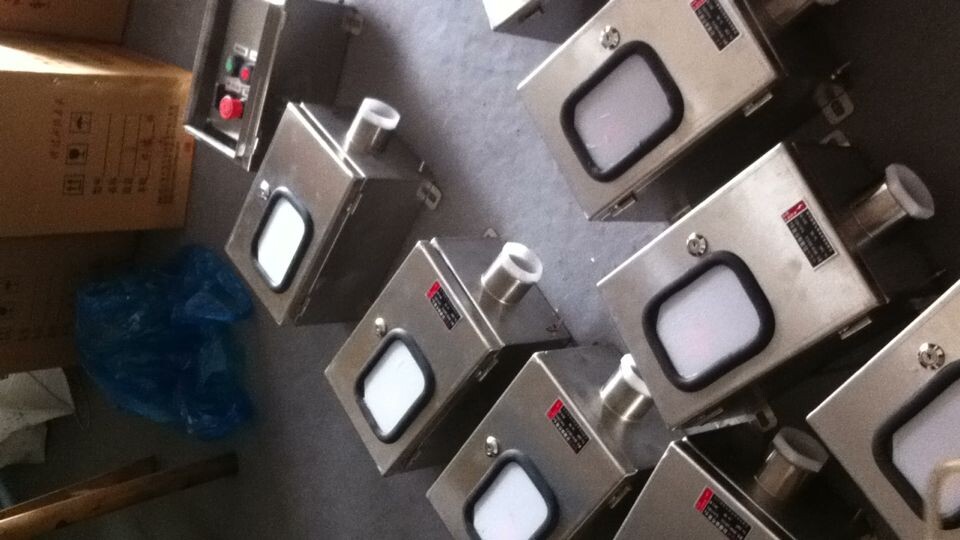 防爆操作柱材质:铝合金,不锈钢,钢板焊接 防爆操作柱配件:A按钮,B(电流表、电压表、频率表、转速表),C带灯按钮,D指示灯,R电位器 适用范围 BZC59不锈钢防爆操作柱带双层保护操作盒 1适用于爆炸性气体环境1区、2区; 2适用于可燃性粉尘环境20区、21区、22区; 3适用于A、B、C级爆炸性气体环境; 4BZC59不锈钢防爆操作柱适用于温度组别为T1~T6的环境; 5适用于石油采炼、储存、化工、纺织、印染等爆炸性危险环境特点 技术参数 BZC59不锈钢防爆操作柱带双层保护操作盒 1防爆标志:E