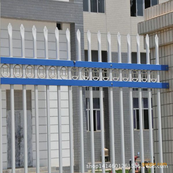 锌钢护栏适用范围:公路护栏、围墙护栏、锌钢护栏、阳台护栏 产品特性说明:安装快捷简单,四层防腐处理,十年以上的使用寿命,有效解决长期困扰围栏产品的表面锈蚀、粉化、龟裂等问题。良好的装饰性,丰富的色彩,满足不同客户对围栏产品的个性化需求。 环保、不污染环境。解决了普通产品污染建筑物的问题。良好的柔韧性能,优质钢材的钢性和柔性使围栏产品具有较好的抗冲击性能。静电喷涂的表面,使围栏产品具有良好的自洁性能,雨水冲刷和水枪喷洗即可光洁如新。不锈钢材质的安全螺栓,防偷盗的设计,免除了您的后顾之忧。下埋式的装方式及地