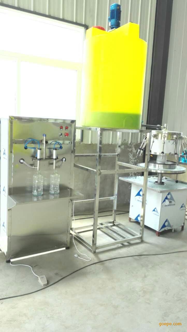 汽车玻璃水生产加工设备汽车玻璃水机器设备生产厂家河南神行者 河南神行者玻璃水配方主要有三种: 夏季常用型玻璃水:我们的玻璃水夏季配方主要在清洗液里加了除虫胶的成分,可以快速清除玻璃上的残留物。 冬季防冻型玻璃水:防冻型玻璃清洗液,一般在外界温度低于零下20度,不会结冰损坏汽车设施。 特效防冻型玻璃水:特效防冻型玻璃水适合我国***北部地区使用,在外界温度低于零下40度时依旧不会结冰。 河南神行者现推出***终极优惠政策:现购买我厂机器设备厂家免费提供配方技术,免费提供商标、二维码等等手续,让您办厂无忧!