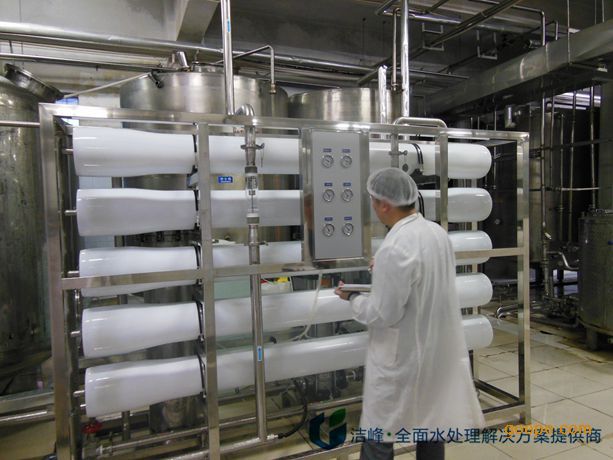 深圳净化水设备,深圳净化水设备哪家好?深圳净化水设备哪家实惠?深圳净化水设备哪家专业?深圳净化水设备哪家便宜?深圳净化水设备厂家,深圳净化水设备价格,深圳净化水设备报价,标准化深圳净化水设备制造商—深圳市洁峰环保设备有限公司。直饮水是指通过设备对源水进行深度净化,达到人体能直接饮用的水。目前直饮水设备主要指通过与前 置预处理配套使用,终端结合杀菌微滤装置,能有效地去除水中的带电离子、无机物、胶体微粒、细菌 及有机物质等,过滤后再运用反渗透膜技术除盐,加上灭菌装置后使出水水质达到国家饮用水标准后