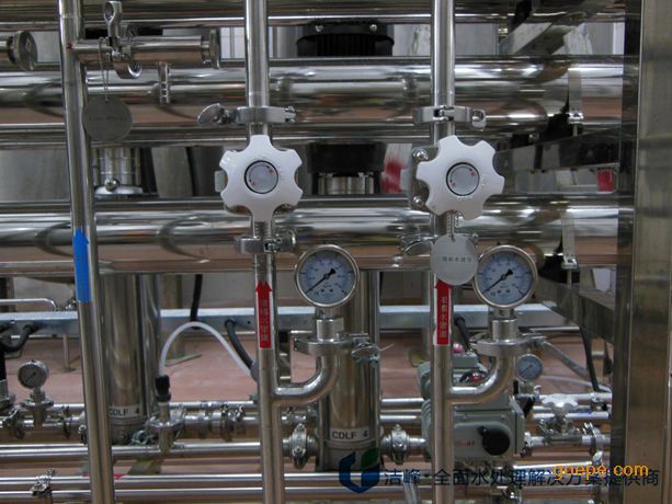 深圳净化水设备,深圳净化水设备哪家好?深圳净化水设备哪家实惠?深圳净化水设备哪家专业?深圳净化水设备哪家便宜?深圳净化水设备厂家,深圳净化水设备价格,深圳净化水设备报价,标准化深圳净化水设备制造商—深圳市洁峰环保设备有限公司。直饮水是指通过设备对源水进行深度净化,达到人体能直接饮用的水。目前直饮水设备主要指通过与前 置预处理配套使用,终端结合杀菌微滤装置,能有效地去除水中的带电离子、无机物、胶体微粒、细菌 及有机物质等,过滤后再运用反渗透膜技术除盐,加上灭菌装置后使出水水质达到国家饮用水标准后