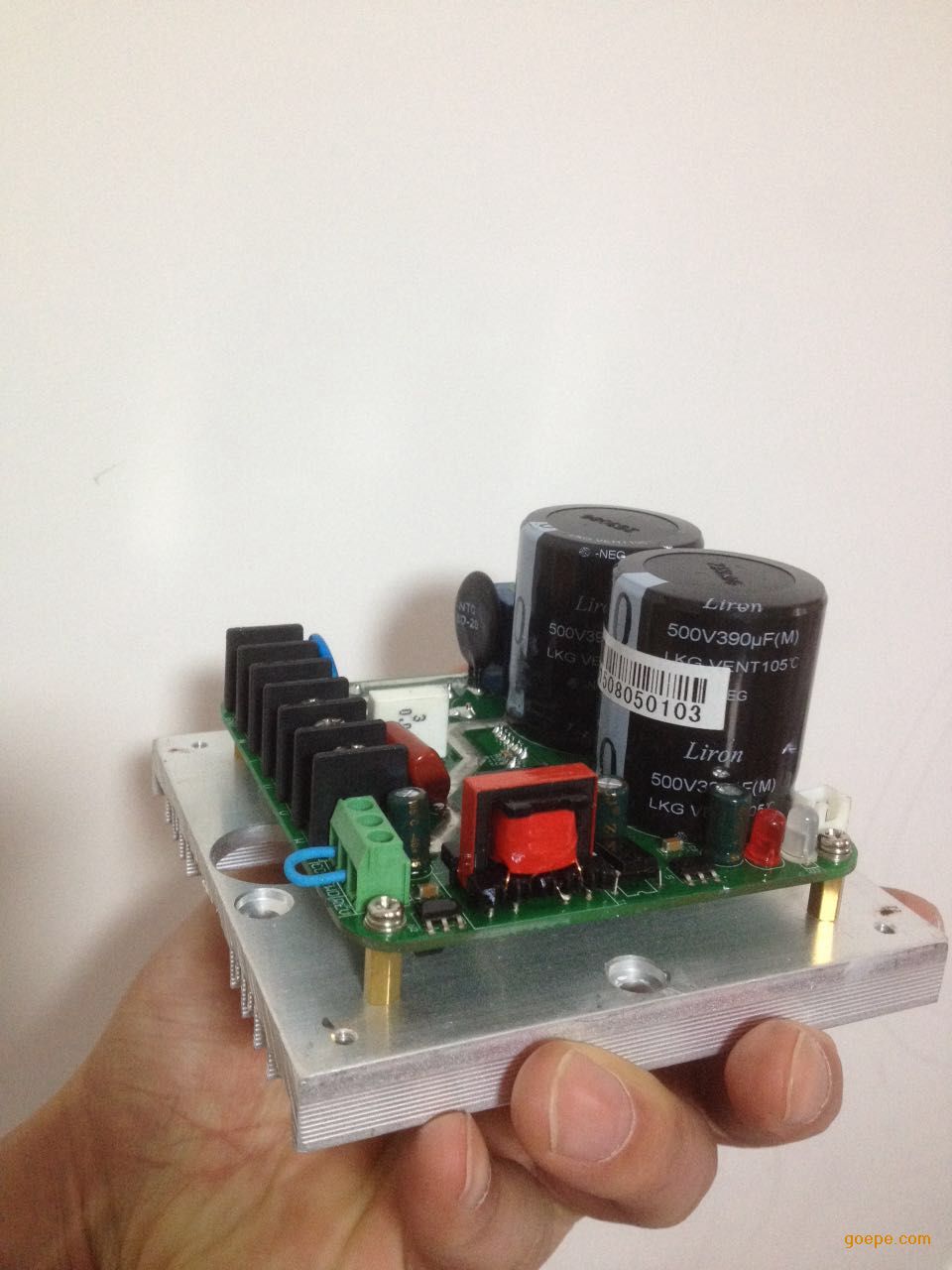 电压转换器,可以满足客户要求把家用220V/50HZ单相电转换为工业用220/50HZ,或是380V/50HZ三相用电,另外客户可根据要求加上继电器来控制输出电压实现正反转。 功率覆盖0.18-4KW之间,更多信息欢迎来电咨询。