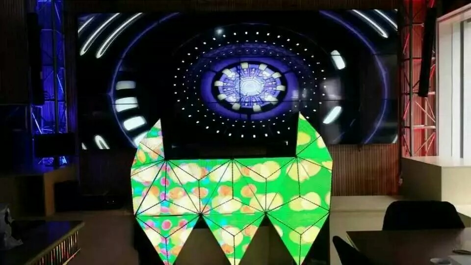 泰美光电的使命:为客户提供有竞争力的解决方案,帮客户创造***大价值。 三角形LED显示屏模组,包括正三角形LED模组和倒三角形LED模组;发明设计巧妙、成本低廉、施工效率高;三角形LED显示屏模组能根据需要拼接成多边形及球形的显示屏,是本领域一个具有突出性特点和显示进步的技术改进。