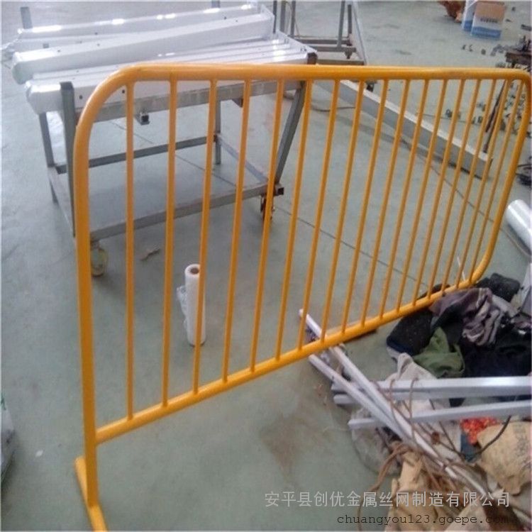 产品信息 铁马护栏/临时护栏/移动护栏/ 颜色:黄黑/红白 表面高温焗漆,色泽均匀,不易掉落,防锈效果更佳,贴有黄色/红色高强反光膜,黄黑/红白相间,警示效果明显。 施工护栏又称为铁马、市政铁马、铁围栏、活动铁马、活动围栏等。施工护栏用于施工隔离、道路临时隔离、道路分道隔离用以及大型公共场合人群隔离,可以根据实际要求加上需要的字样如地铁施工、电力施工、市政工程施工等。 有效减免搬运设备往来穿梭时带来意外撞击造成的设备、设施的损坏。 另外对物流搬运设备自身也起到防护作用。 防撞护栏的立柱不需要通过膨胀螺栓与