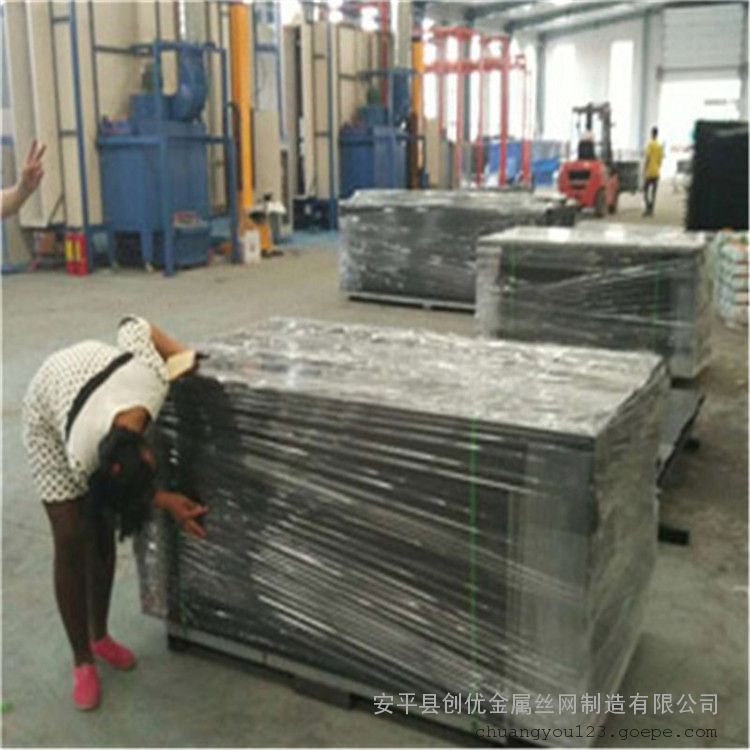 产品信息 铁马护栏/临时护栏/移动护栏/ 颜色:黄黑/红白 表面高温焗漆,色泽均匀,不易掉落,防锈效果更佳,贴有黄色/红色高强反光膜,黄黑/红白相间,警示效果明显。 施工护栏又称为铁马、市政铁马、铁围栏、活动铁马、活动围栏等。施工护栏用于施工隔离、道路临时隔离、道路分道隔离用以及大型公共场合人群隔离,可以根据实际要求加上需要的字样如地铁施工、电力施工、市政工程施工等。 有效减免搬运设备往来穿梭时带来意外撞击造成的设备、设施的损坏。 另外对物流搬运设备自身也起到防护作用。 防撞护栏的立柱不需要通过膨胀螺栓与