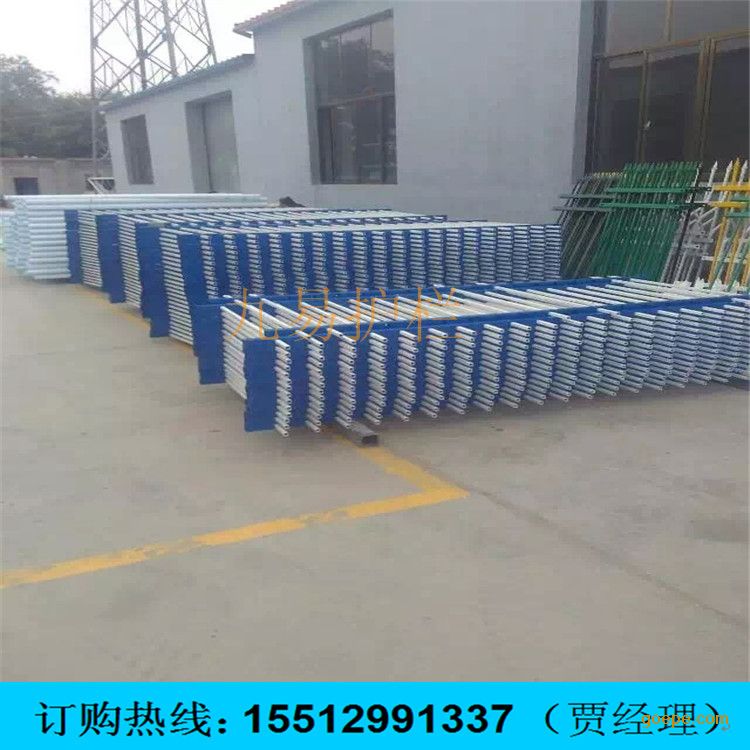 供应小区围墙护栏/社区锌钢护栏/学校幼儿园围墙护栏 产品名称:小区围墙护栏/社区锌钢护栏/学校幼儿园围墙护栏 材 质:热镀锌方管 小区围墙护栏/社区锌钢护栏/学校幼儿园围墙护栏特点: 1、防锈、防腐---浸锌层、富锌磷化层、静电涂层均具有绝佳的防锈功效,锌钢护栏在恶劣环境下一般都能保证30-50年不生锈。 2、耐候性强---静电喷涂工艺采用的是固态粉末高温固化而成的,这种粉末性能远远稳定于液态涂料,含油漆,的性能。所以锌钢护栏具有很好的抗防紫外线功能,在太阳光长期照射下基本不会褪色。 3、防拆---采用防