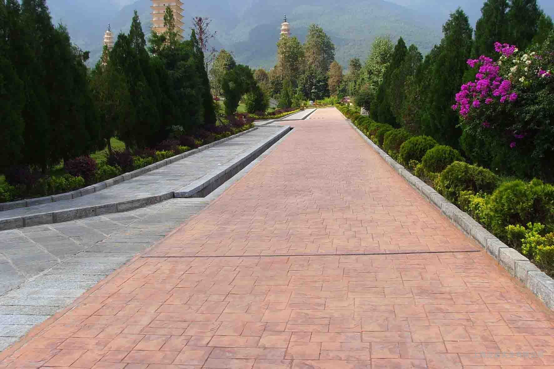 压模纸模幻彩艺地坪 http://shwdoo.1688.com 量身订做,任意自然款型 电话; 地坪路面工艺是在混凝土处于初凝阶段,铺洒上强化料(Color Hardener)、脱模粉(Release Agent),用专用成型模(Texture Mats)压入混凝土面层表面以形成各种仿天然的石纹和图案。高压冲洗并待混凝土面层干燥后,用专用工具将保护剂(Sealer)喷洒或涂刷在混凝土面层,这样,原本平凡普通的混凝土就会产生各种美观自然、色彩真实持久、质地坚固耐用的砖石、地板、大理石等丰富的纹理效果-压模