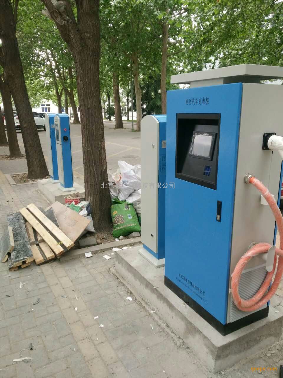 根据省、市、区相关要求,2016年5月17日,江都客运首批电动汽车充电桩土建工程,在客运东站、客运西站、客运北站同步开工。昨日,记者到施工现场看到,客运东站、客运北站的土建工程、充电桩、变压器已经安装完成,有待供电系统接线通电调试。客运西站充电桩位置因地基松散、加上近期雨水偏多影响了施工,致使建设进度推迟,总体建设进度达到了80%。