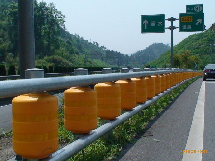 福建莆田市高速公路防撞桶护栏价格-滚动式护栏-圆桶式防撞护栏