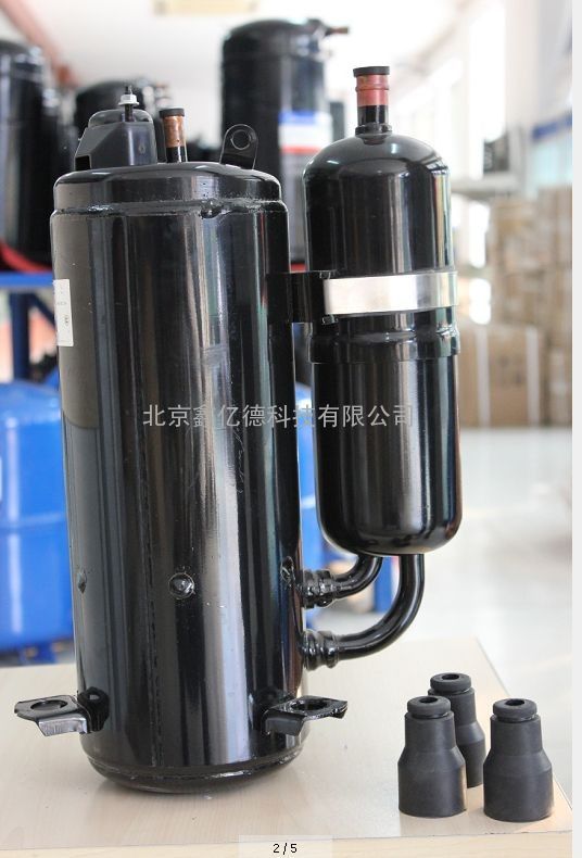 原装正品全新海立压缩机SD091CV-H3BU小1匹220V转子空调压缩机 北京鑫亿德科技有限公司是一家综合型制冷设备材料供应商。经销国内外品牌压缩机、制冷剂、冷冻油、制冷配件,提供中央空调工程维保改造、冷冻冷藏设计安装等技术服务。依托雄厚的技术力量和稳定的供应链随时为客户提供一站式采购服务和解决方案。秉承诚信经营、服务客户的理念。以优质的产品和专业的服务广泛供应于工厂企业,科研院校、事业单位、酒店餐饮、宾馆超市、维保单位、终端客户。欢迎新老客户来电咨询订购。