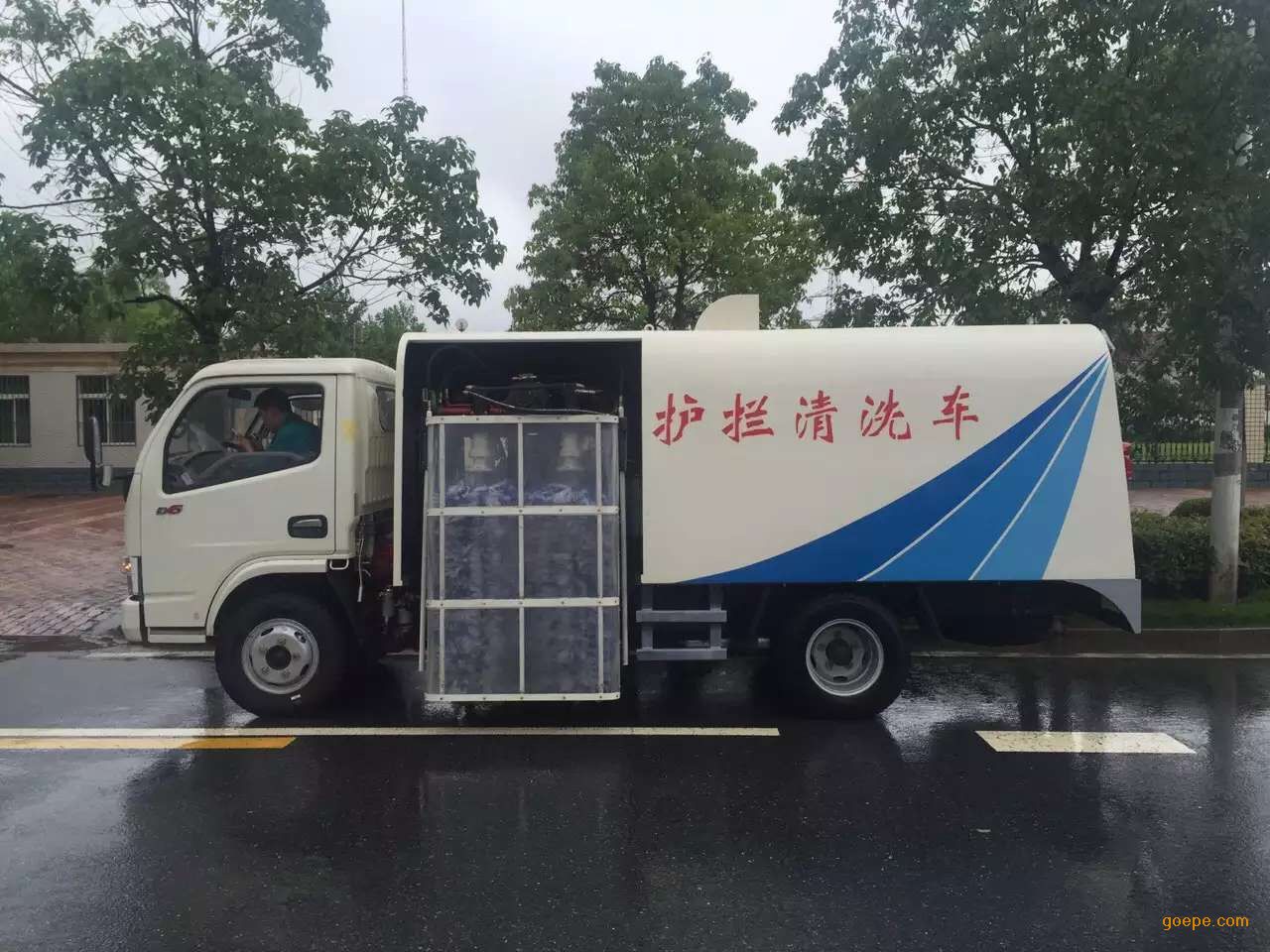 环卫车辆 湖北捷路专用汽车有限公司 产品展示 护栏清洗车 东风多利卡