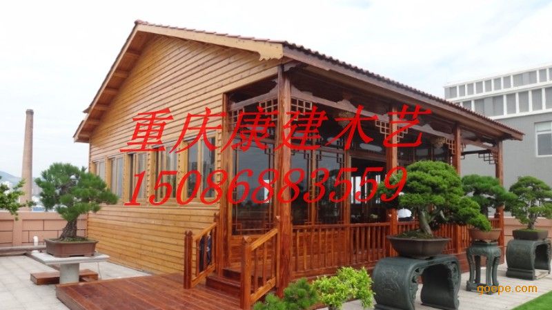 重庆防腐木木屋吊脚楼森林木屋生态木别墅户外木房子四合院 在北美、日本、德国、瑞士及北欧,如果您与人们一提起Log Home(发音:牢格厚木)即原木住宅,几乎每个人都会这样对您说:“A log home!It is my dream!”意思是说原木住宅那是我的梦想。它确实是千百万人梦寐以求的住房的***高境界。您可以想象一座原木住宅,依山傍湖,温暖壁炉,原木清香,融入自然,多么诗意盎然! 在英文中人们称呼原木住宅用Log home,(Home即家的意思)这个温馨可爱的词,几乎不用ho