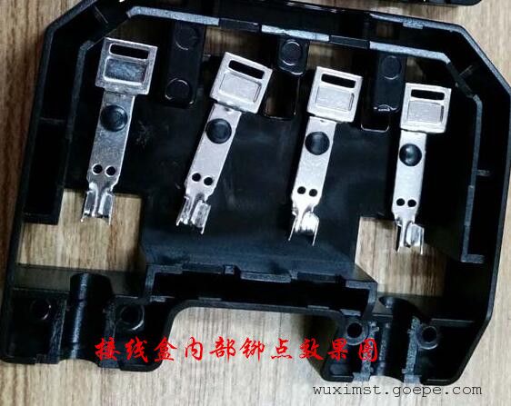 光伏接线盒电路板塑料热熔铆接机设备原理:前提接线盒以及电路板各一个,将两个件放置在设备模具型腔内,在气缸的作用压力下通过热熔头传递热量到接线盒内部凸起的四个塑料柱子上,使塑料塑料柱表面熔融。当塑件接面熔融后,后移开热熔头,在空冷状态下冷压成型,值得注意的是热熔头表面不能温度过高,不然铆接后塑料产品会有拔丝现象严重影响产品美观度。 我司根据以往服务客户经验建议新客户选择MXTER-RR-900塑料热熔铆点机。
