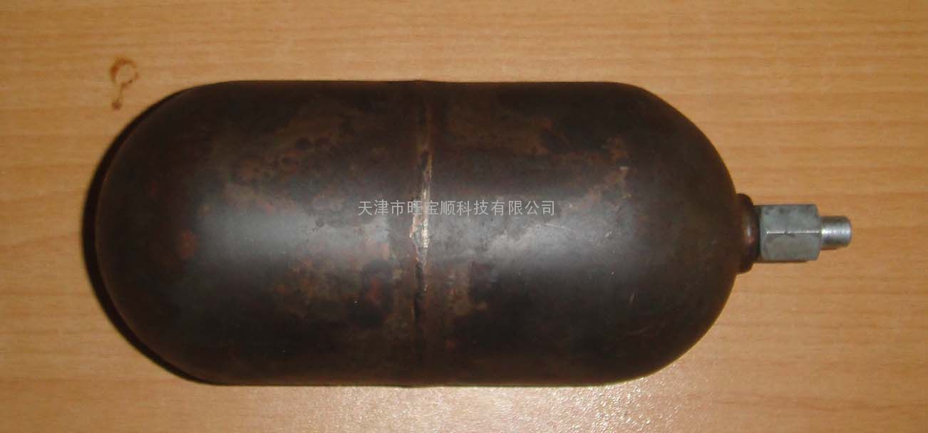 UQK-3000-G型浮球式锅炉水位显示控制声光报警器与浮球水位控制报警器(UQK-30;UQK-31;UQK-32)配合使用,能够实现锅炉水位声光报警、水泵控制、极限低水位停炉联锁保护,配合磁助式电接点压力表可以实现锅炉蒸汽超压声光报警及其超压联锁停炉保护,使用本装置可使系统更加安全、可靠。防止锅炉本体带电的危险,使控制系统设计更加简单。本装置符合(GB/T 13638—2008)工业锅炉水位控制装置国家标准,本仪表功能强大,性能好,运行稳定,是性价比更高的新产品。具有功耗低、寿命长、功能齐