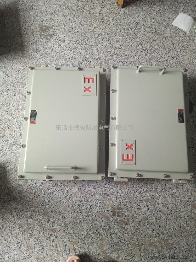防爆箱接线箱产品特点 1 接线箱外壳采用优质钢板或铝合金压铸成型,产品经过高速抛丸处理后,高压静电喷塑,颜色二工色,外形美观; 2 本产品分为隔爆型防爆产品与增安型防爆产品,内部可装各种接线端子,接线方便; 3 采用国家标准设计,可选择壁挂式和落地式等; 4 可按客户要求加装防护箱,能够达到更高的户外防护效果; 5 所有紧固件均采用抗强腐蚀的304不锈钢材质; 6 布线方式,钢管或电缆、防爆软管均可; 7 可根据用户要求特殊定制; 防爆箱接线箱安装与维修 1.