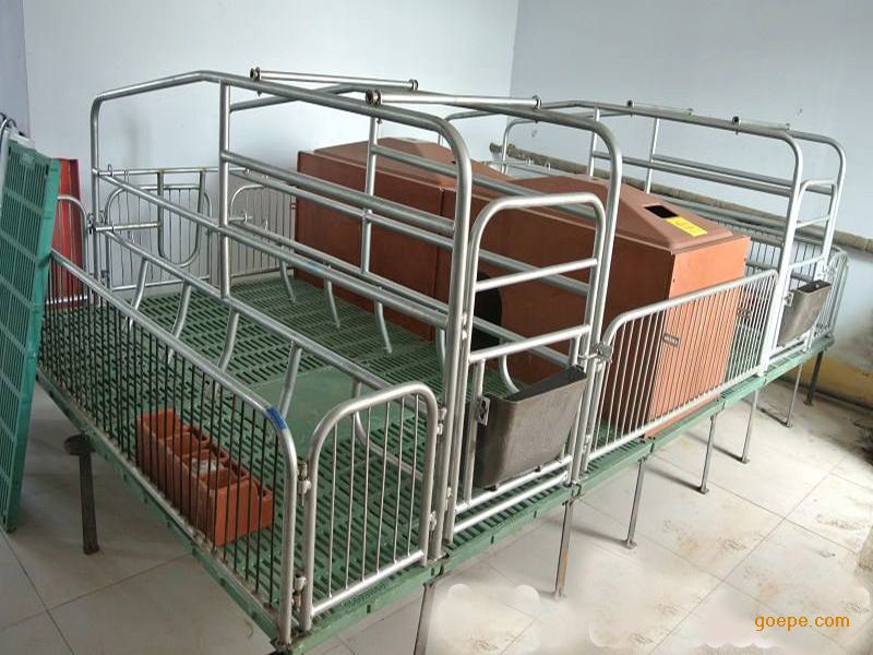 复合板母猪产床介绍:产床底全部采用复合材料,抗老化,不易折,小猪漏粪板全部复合材料,承重五百斤,母猪漏粪板全部复合材料承重一千斤。 规格:2200mm*3600mm。 配件:包括2个保温箱,2块电热板,2个母猪食槽,2个仔猪料槽,24个腿,小猪复合漏粪板8块,母猪复合漏粪板4块。 产品优点: 1、干净卫生的分娩环境,使母猪产后恢复快,更能充分发挥猪只的生产潜能; 2、便于对母猪和仔猪的管理; 3、能保护仔猪,放止被母猪压死; 4、能提供良好的卫生条件,能防止活物积存和细菌的繁殖,减少仔猪疫病; 5、能为初