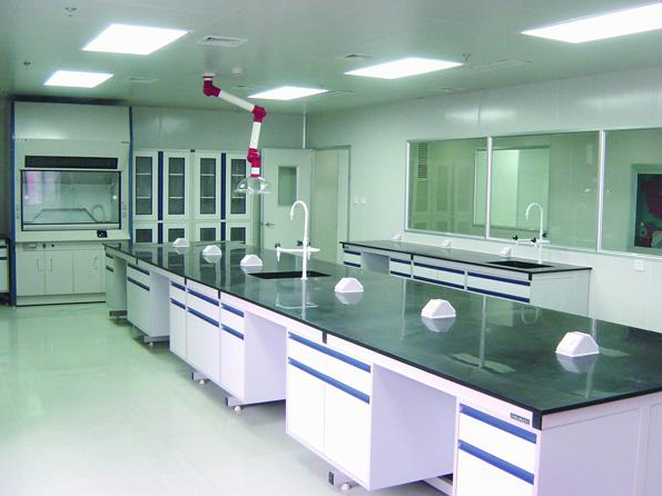 洁净实验室设计规范依据: 1、国际标准《ISO/DIS 14644》 2、洁净厂房设计规范《GB50073-2001》 3、工业洁净厂房设计规范《GMP-97》 4、生产质量管理规范《GMP-98》 5、洁净室施工及验收规范《JGJ 71-90》 6、通风与空调工程施工及验收规范《GB 50243-2002》 7、美国联邦标准《FS209E-92》 洁净实验室净化原理:气流→初效净化→空调→中效净化→风机送风→管道→高效净化风口→吹入房