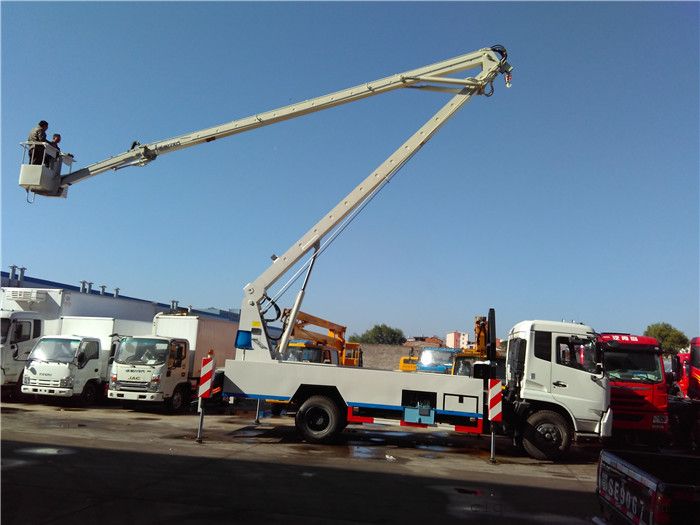 东风天锦路灯维修车_18米路灯检修车