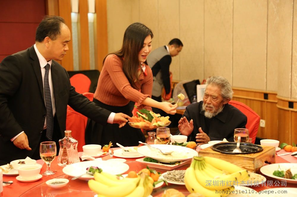服务员李小姐笑言,请人吃饭在晶都酒店常见,但从没见过大老板请乞讨者