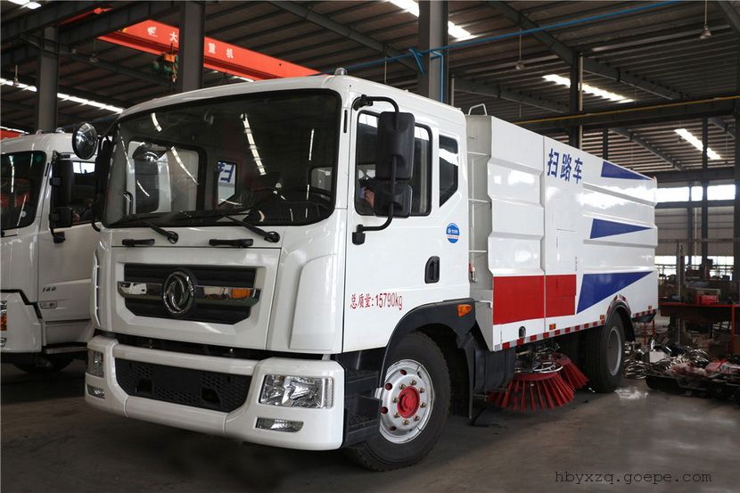 公路吸尘环卫清扫车厂家　由导电性橡胶和特殊金属双重构造，橡胶具有很强的导电性，能有效去除车内静电，而且耐磨耐用.