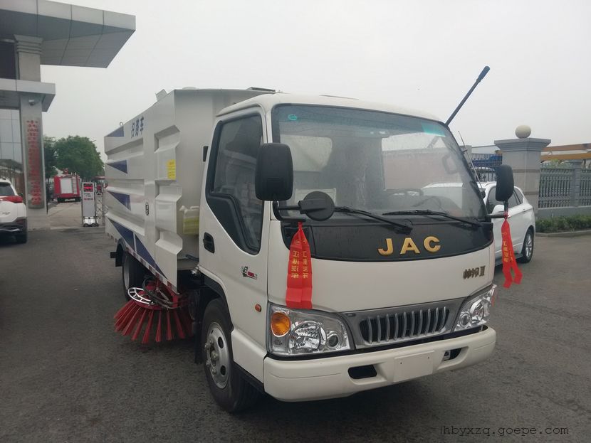 公路吸尘环卫清扫车厂家　由导电性橡胶和特殊金属双重构造，橡胶具有很强的导电性，能有效去除车内静电，而且耐磨耐用.