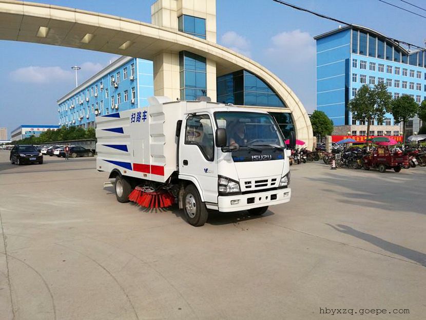 公路吸尘环卫清扫车厂家　由导电性橡胶和特殊金属双重构造，橡胶具有很强的导电性，能有效去除车内静电，而且耐磨耐用.