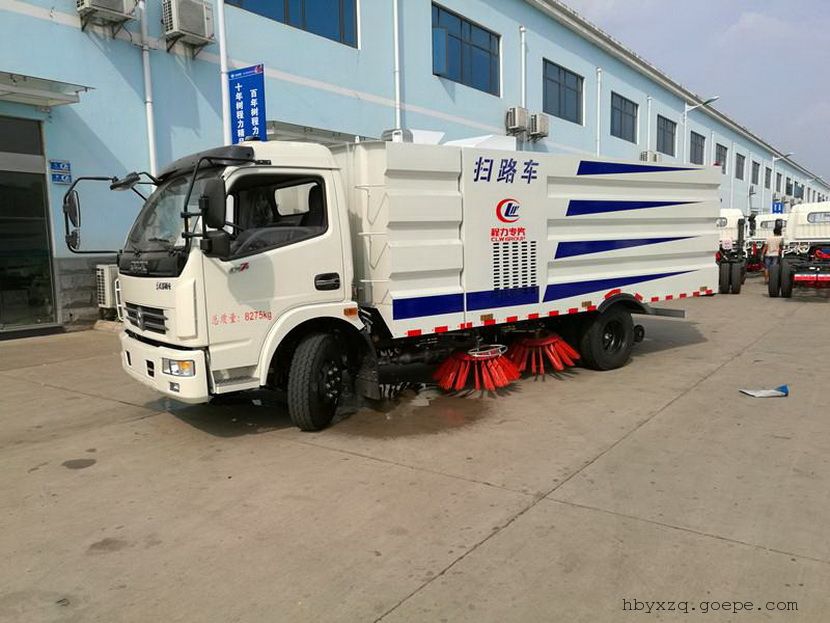 公路吸尘环卫清扫车厂家　由导电性橡胶和特殊金属双重构造，橡胶具有很强的导电性，能有效去除车内静电，而且耐磨耐用.