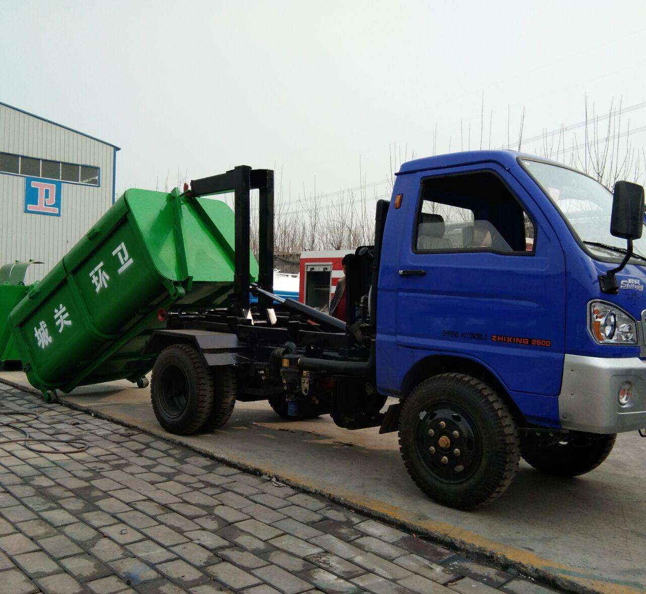 地下车库拉装修垃圾运输车/一次配多个箱的建筑垃圾清运车