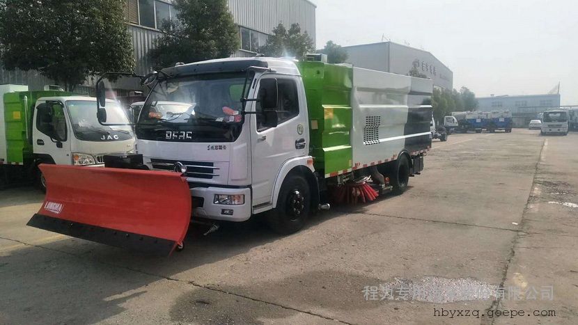 公路吸尘环卫清扫车厂家　由导电性橡胶和特殊金属双重构造，橡胶具有很强的导电性，能有效去除车内静电，而且耐磨耐用.