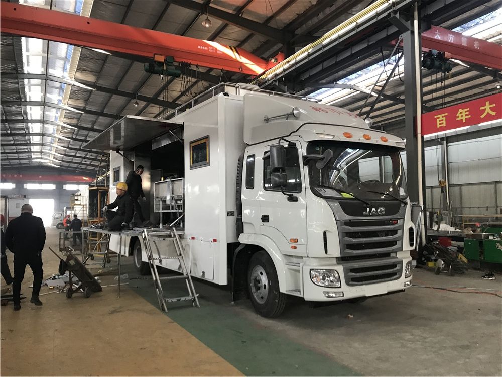 较便宜的做饭炊事车餐车 农村流动婚宴酒席餐车配置参数