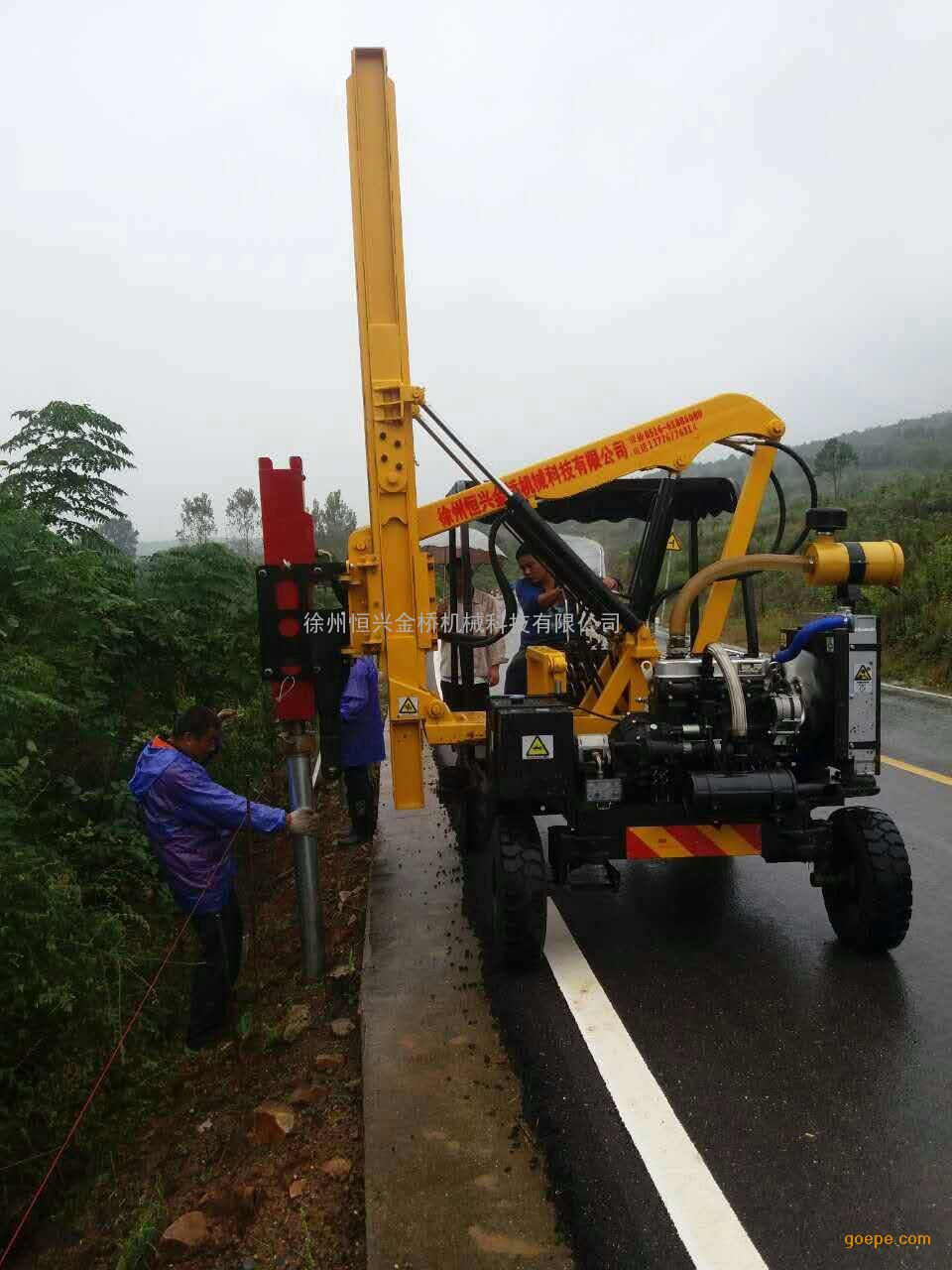 山西沂州高速公路四缸液壓波形護欄打樁機