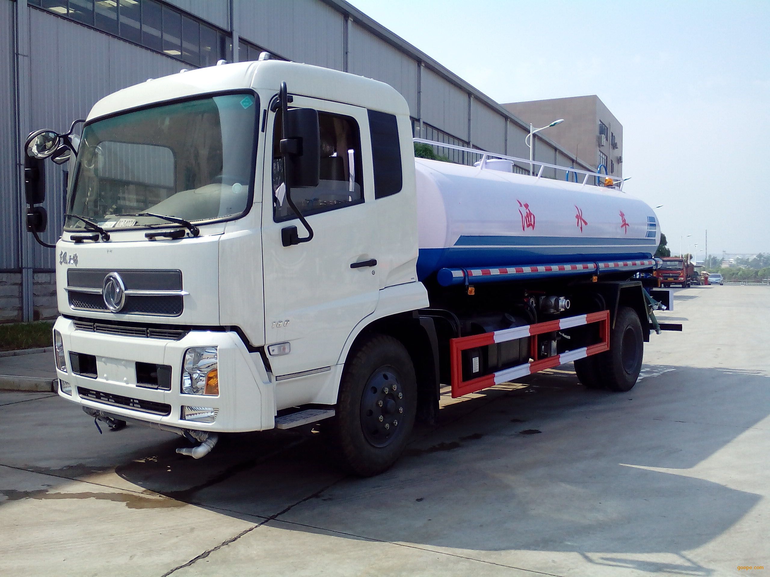 山东航通有限公司热销出售洒水车雾炮大型洒水车多功能加工定制