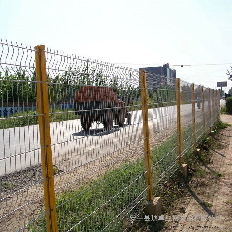 城市道路綠化隔離網 桃型柱護欄網 小區折彎圍欄網廠家直銷